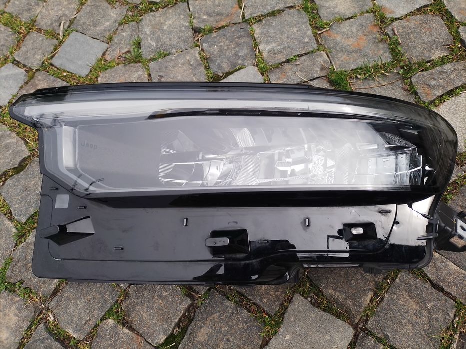 Передня фара ліва на Jeep cherokee