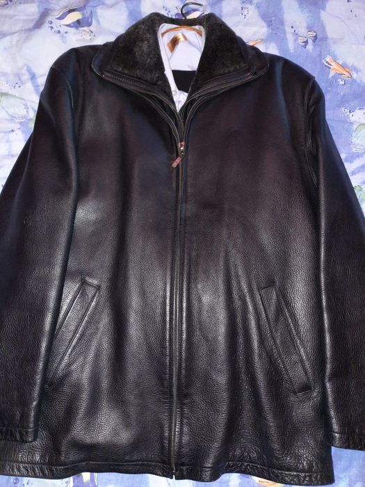 Кожана куртка мужска.