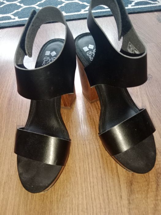 Sandały na koturnie