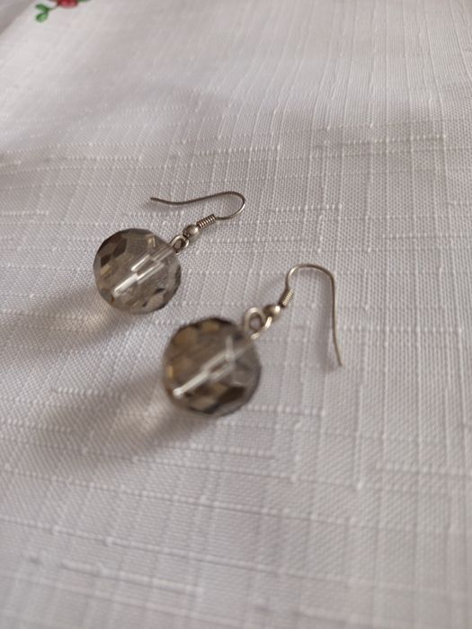 Kolczyki w kolorze przydymionego szkła