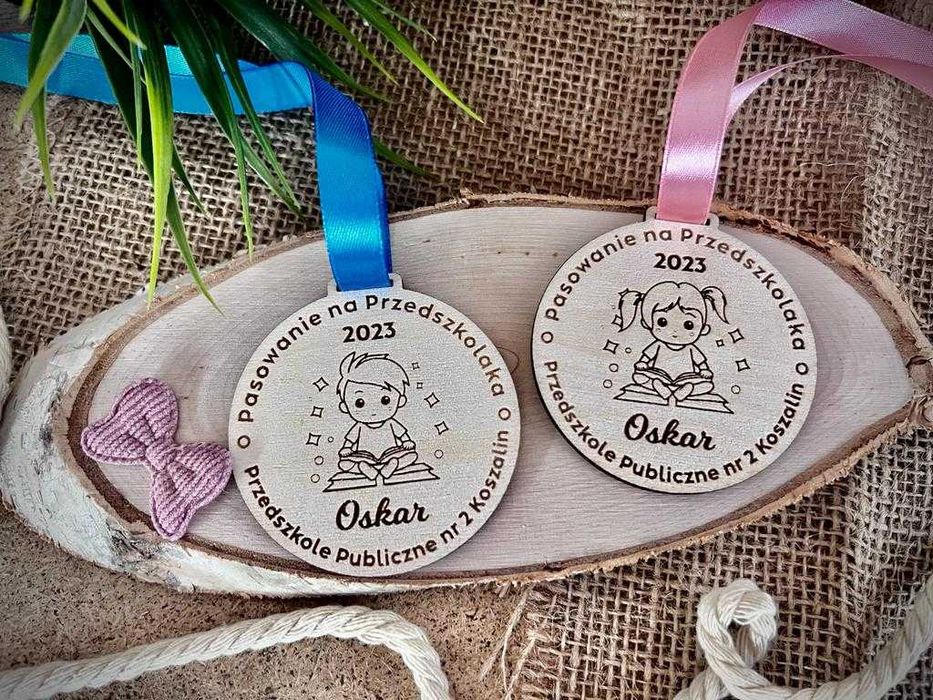 Medal drewniany, indywidualny grawer Pasowanie. Minimum 5 sztuk