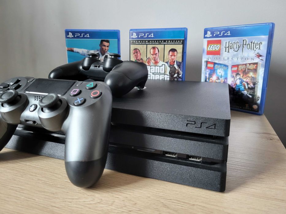 Play Station 4 Pro + 2 pady + 3 gry