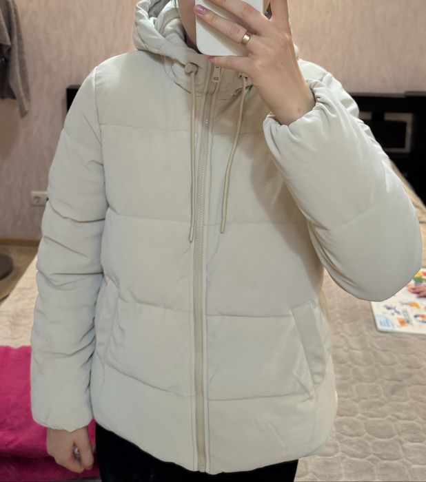 Жіноча зимова куртка  LCW з капюшоном молочного кольору