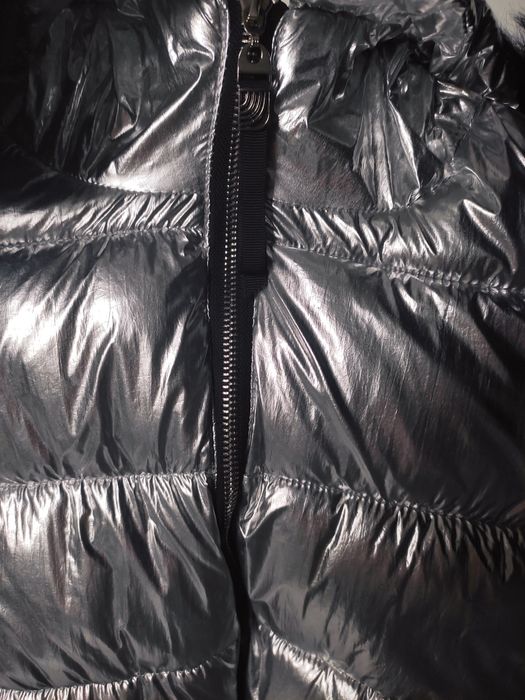Srebrna metaliczna kurtka z kapturem zakonczony futerkiem zdejmowany