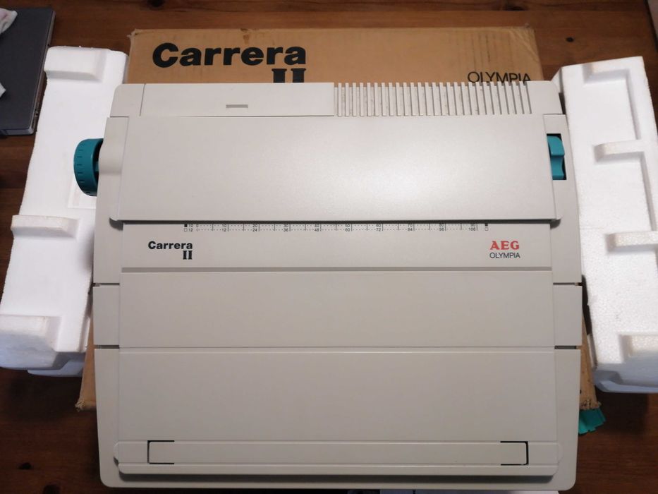 Máquina de escrever AEG Olympia Carrera ll