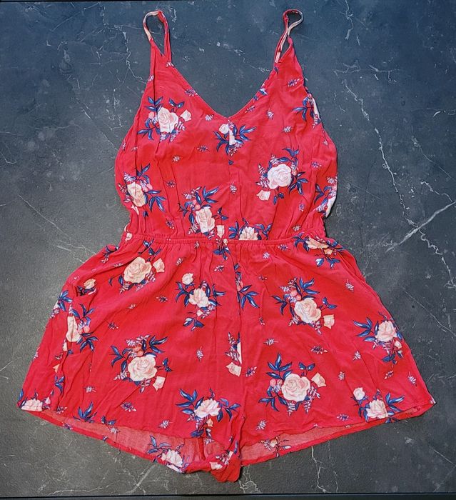 Czerwony kombinezon w kwiatki H&M