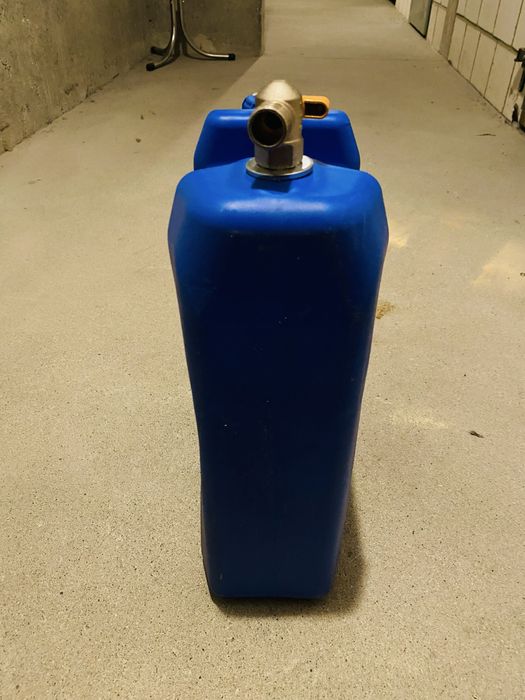 Banka na wode z kranikiem 10 litrow.