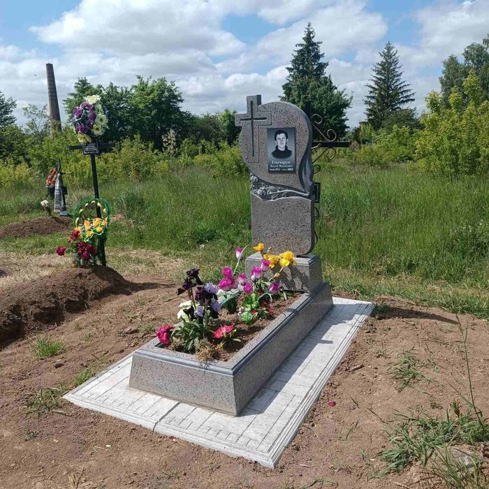ПАМ'ЯТНИКИ з граніту, бетону, мармурової крихти