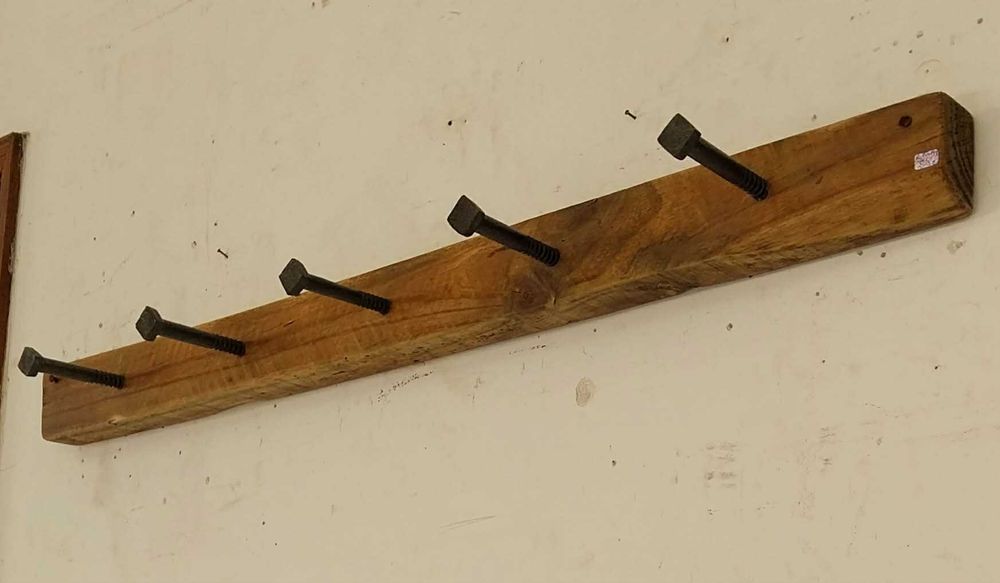 Cabide de Parede Rústico, com 5 Suportes (Parafusos Antigos)