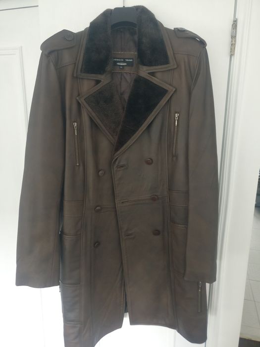 Gabardina em pele estilo militar