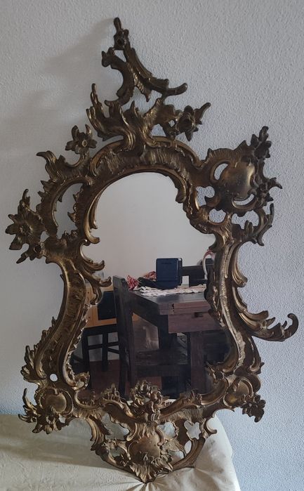 Espelho antigo em latão trabalhado – peça decorativa de grande destaque