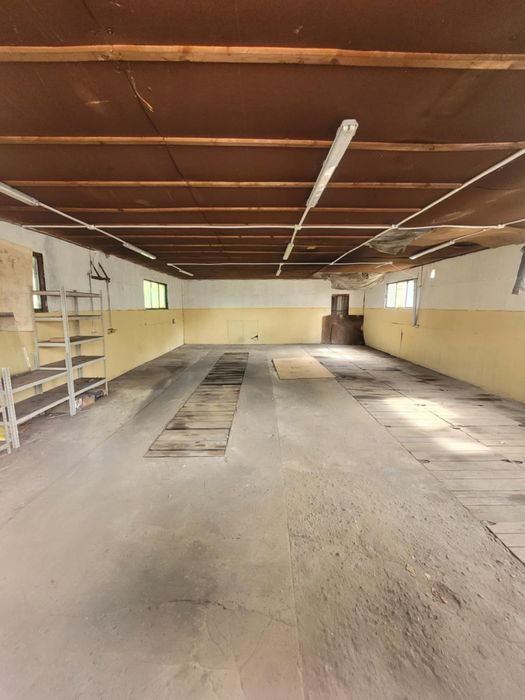 Hala warsztat z kanałem