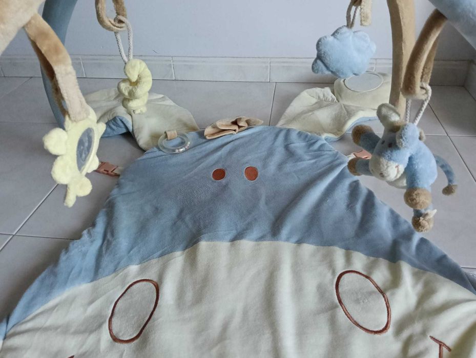 Tapete de atividades para bebé.