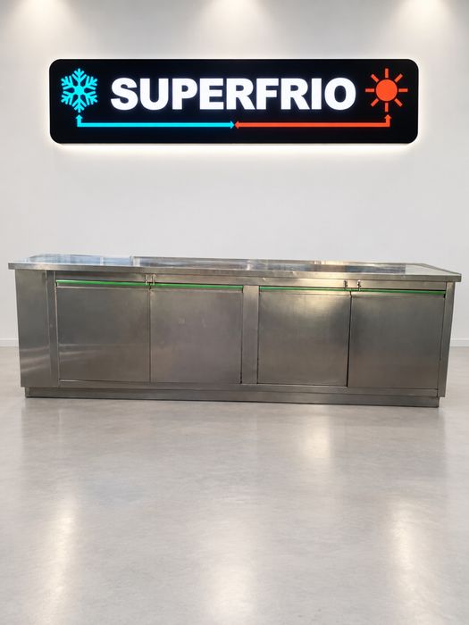 Bancada Neutra em Inox com Portas e Prateleiras.
