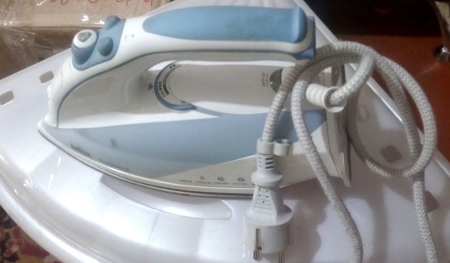 Утюг BraAun бело-голубой