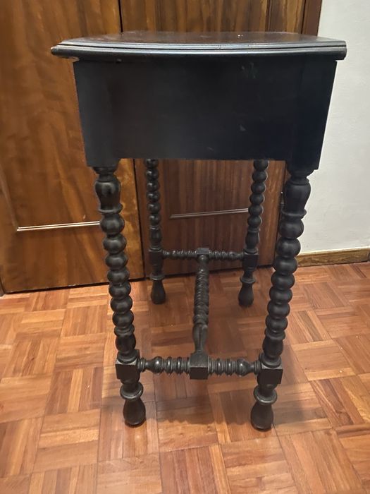 Mesinha de Apoio Vintage em Madeira Escura