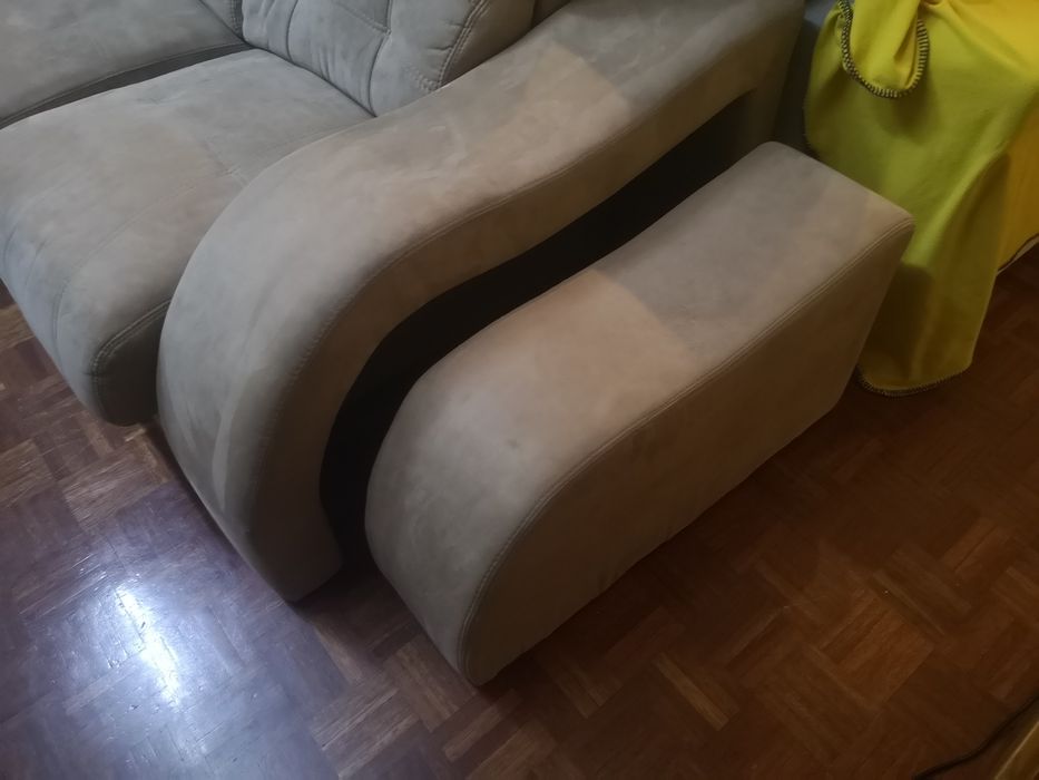 Sofá "De Luxe" + banco/mesa em camurça de excelente qualidade