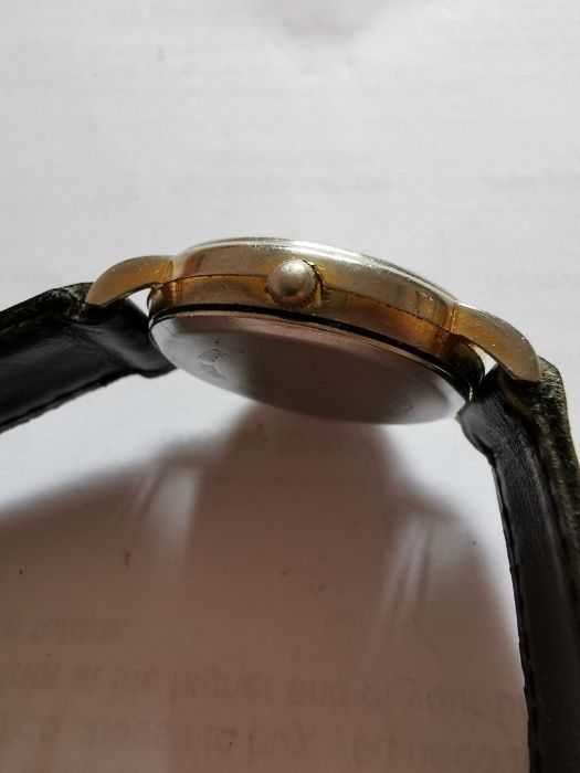 MB Rusudan Zegarek | Czarna Skóra, Złote Akcenty | Elegancja