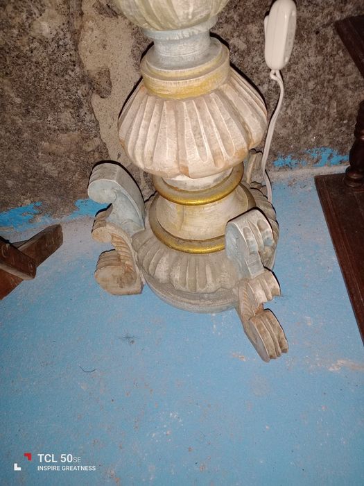 Candeeiro vintage tem mais de 100 anos, a precisar de restauro.