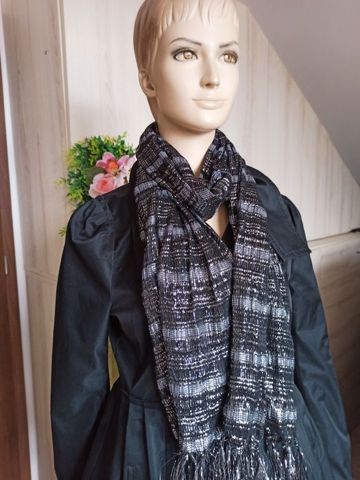 Sg Elegancki szalik  szal czarno - srebrny błyszczący szal