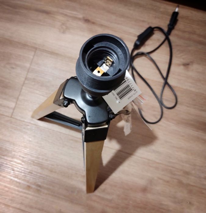 Podstawa lampy, drewniany statyw loft, stylowy trójnóg.