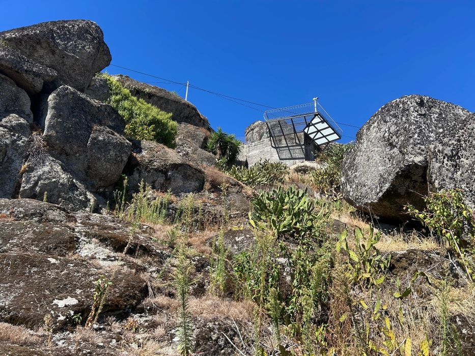 Troco casa de pedra para restauro em autocaravana