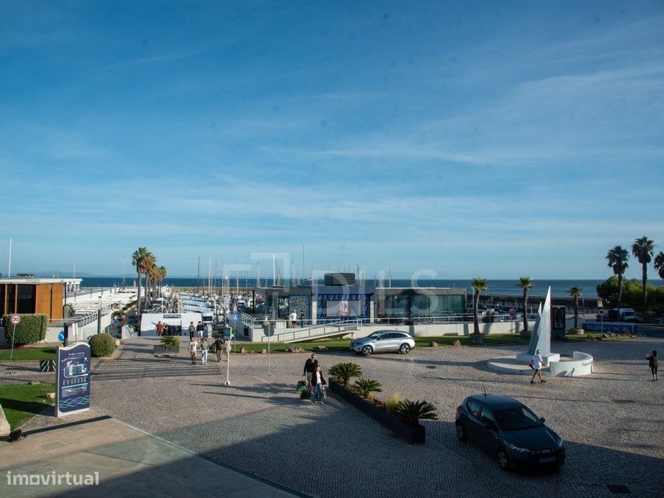 Moradia T3 em Cascais para reabilitação total, com projeto aprovado