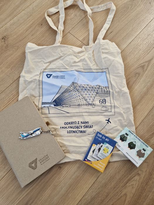 Gadzety Kraków Airport torba zeszyt karty breloczek magnes