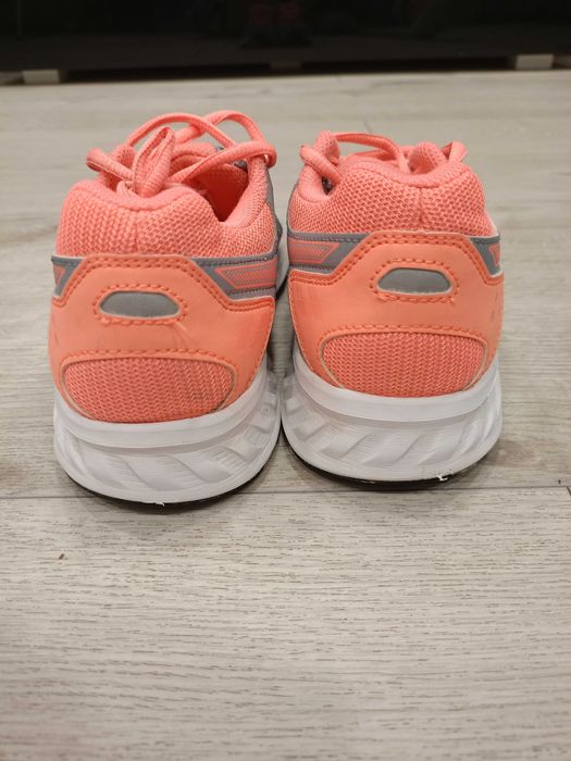 Sportowe buty damskie.