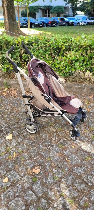Carrinho de bebé Chicco - leve, compacto e regulável