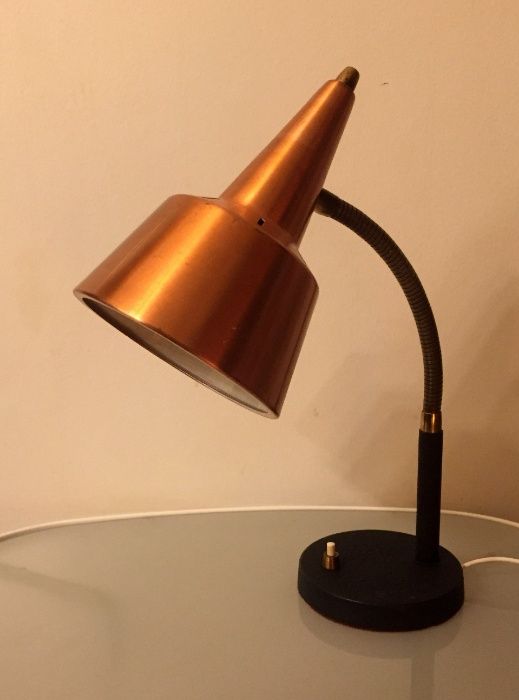 Candeeiro de mesa dinamarquês em cobre, latão com base a preto anos 50