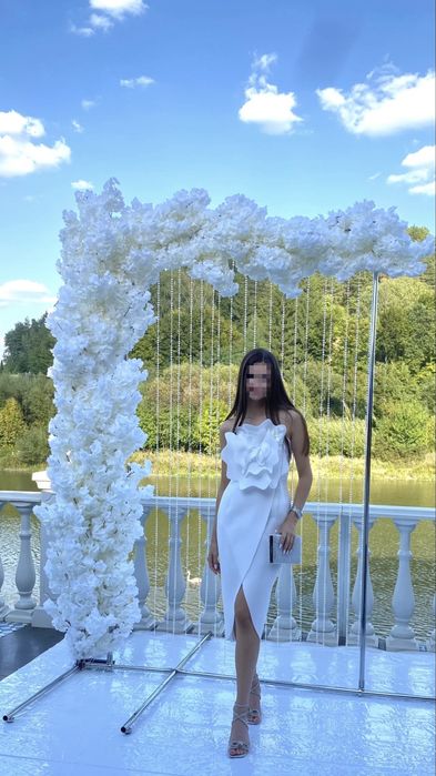 Біла сукня в ідеальному стані