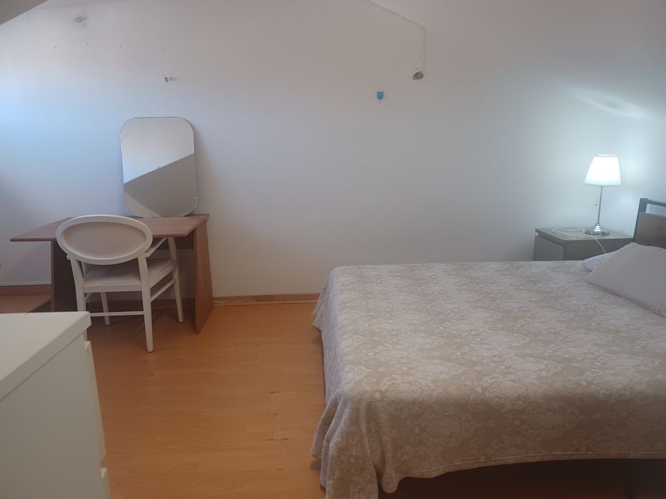 Quarto com cama de casal a 6 minutos da estação de comboios