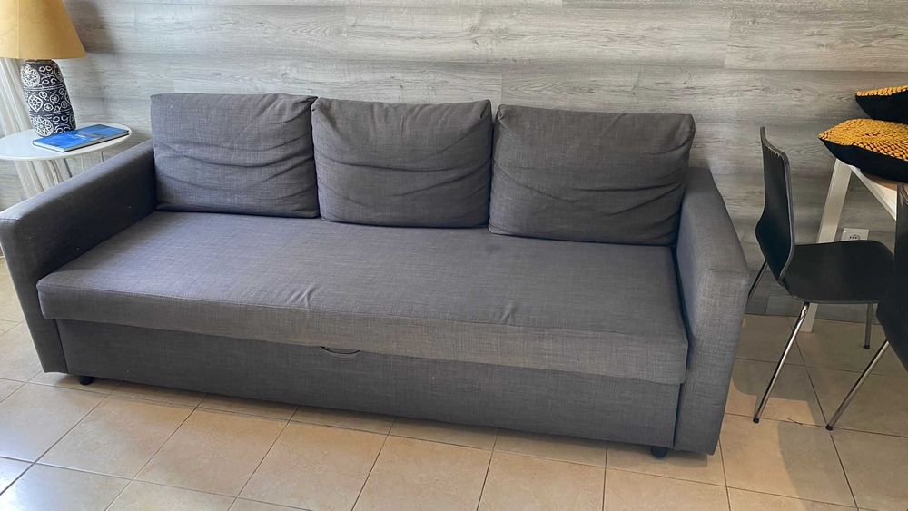 Sofá cama Ikea com espaço de arrumação