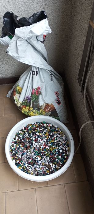 Kolorowe kamyczki do akwarium