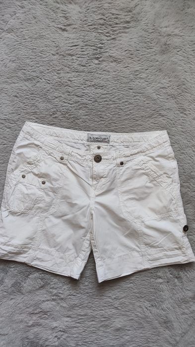 Białe spodenki szorty cargo