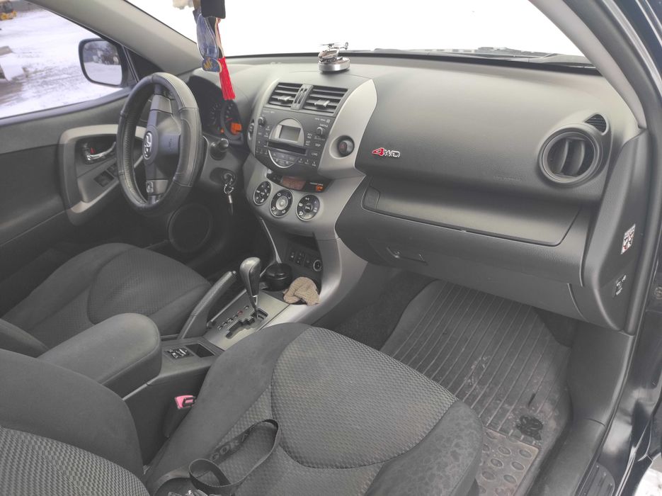 Автомобіль тойота рав4