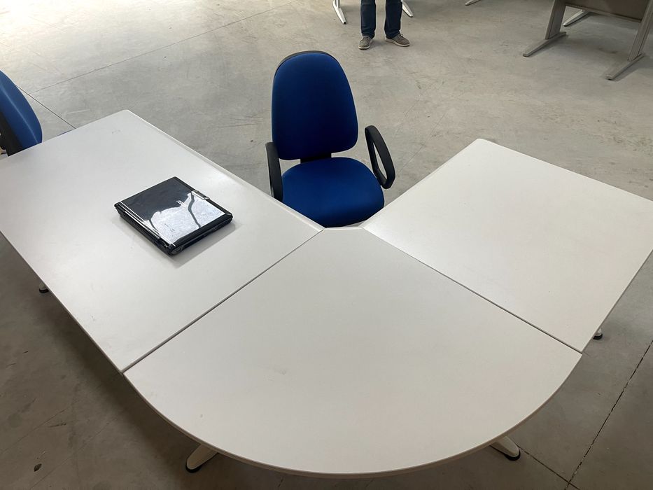 Secretárias e mobiliário de escritório