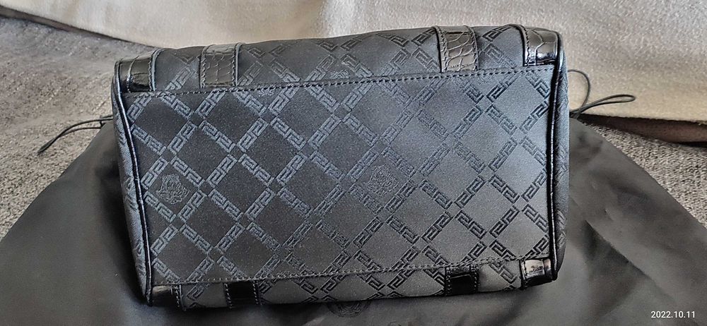 Orginalna  torebka -kuferek  Versace do reki .