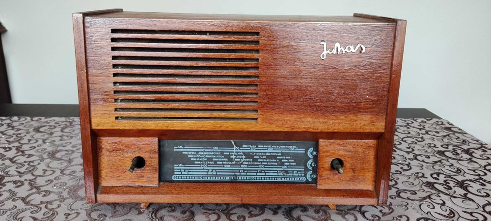 Kolekcja starych odbiorników radiowych