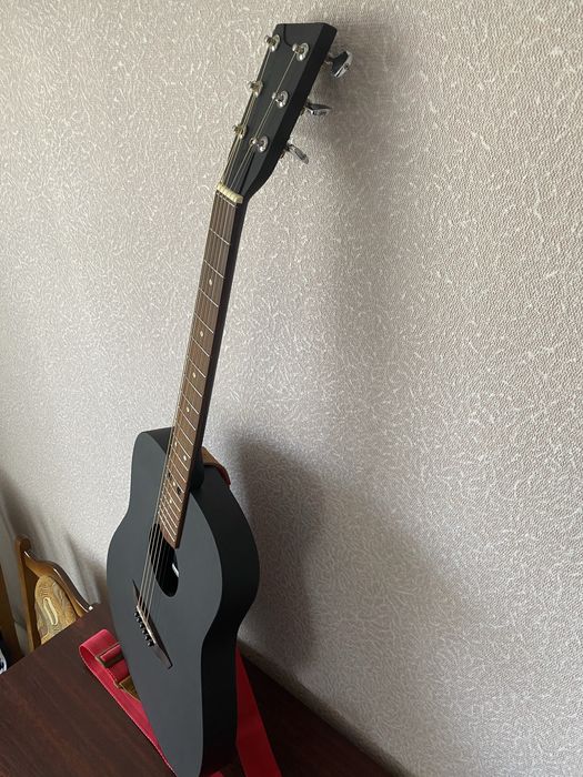 Акустична гітара з тонким корпусом