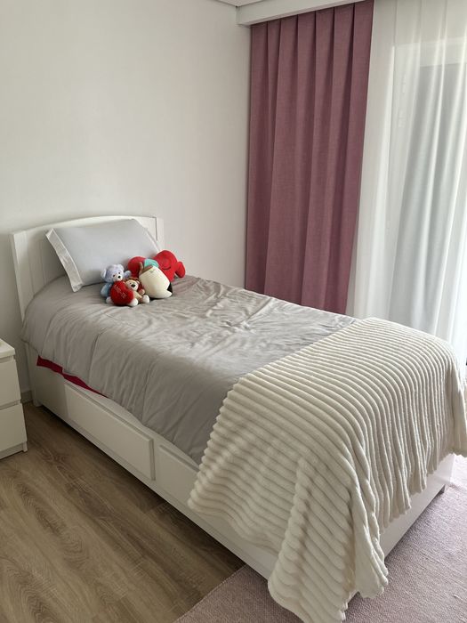 Cama de solteiro em madeira maciça lacada com gavetões e colchão