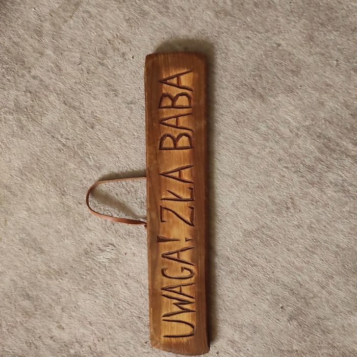 Deseczka z napisem Uwaga !zła baba