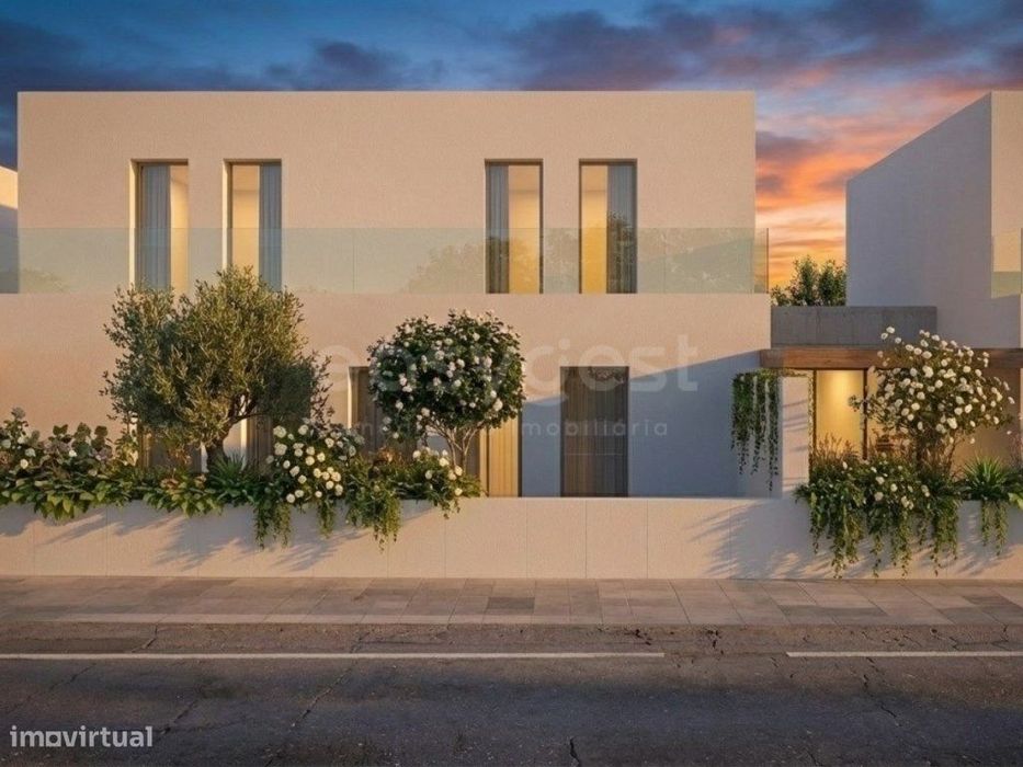 Lote 465 m2 para construção de moradia com 2 pisos e garagem em Tor...