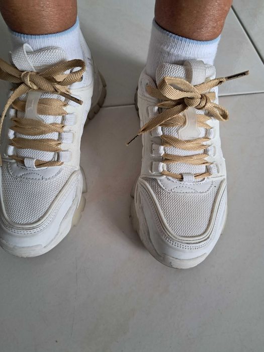 Sapatilhas da marca ZARA do tamanho 37 em como novas