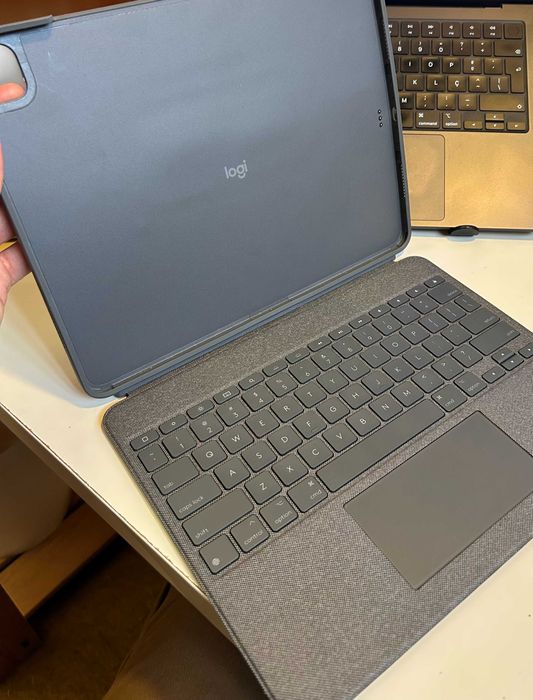 Logitech Combo Touch for Apple iPad Pro 12.9-inch (5th and 6th Generation)64354219728513122