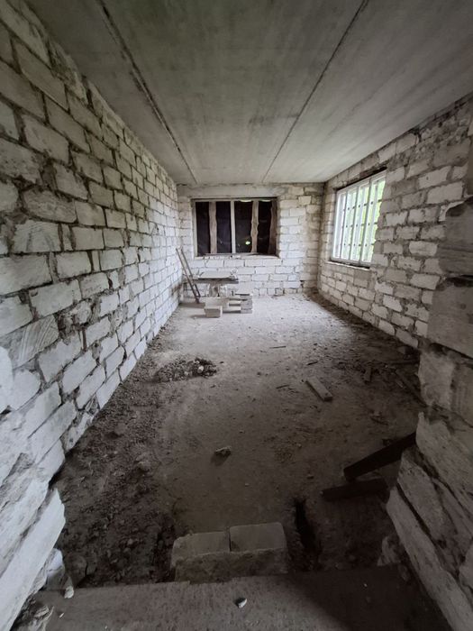 Двухэтажный дом с монсардой и гаражем внутри