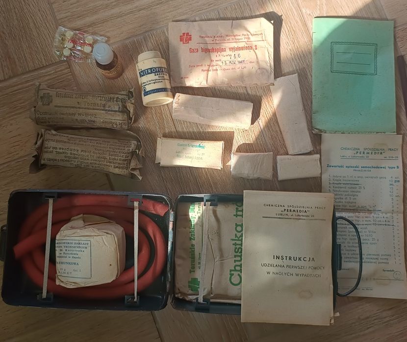 Stara apteczka samochodowa komplet