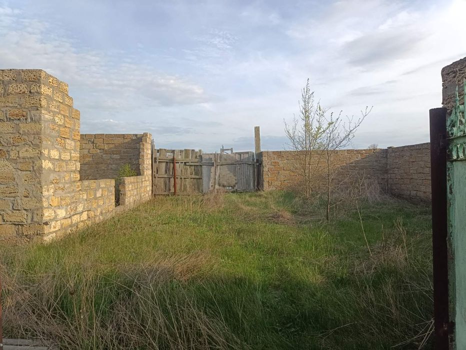 Продаю начатое строение с землей .