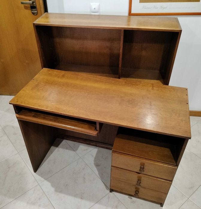Secretária com parteleiras